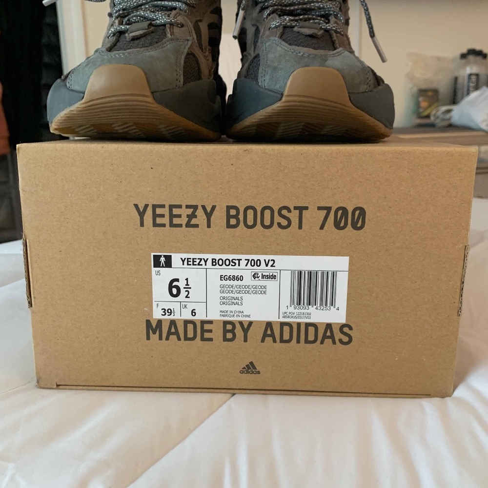 Yeezy 700 Geode - Picture 8 of 9